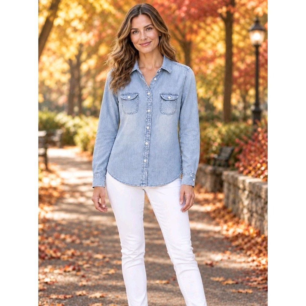 American Eagle Chambray Button Front Shirt Womens Medium Light Wash Denim Cotton